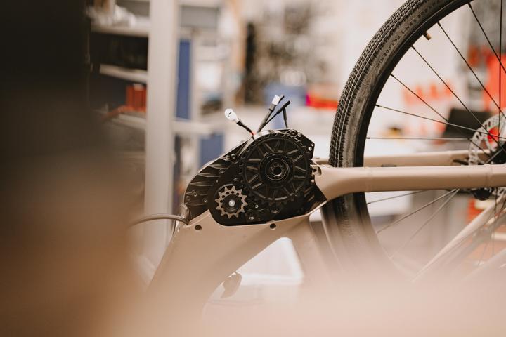 Image du produit Rockrider E-Bike Vélo de randonnée 28 pouces E-ACTV 900 boîte automatique accès bas - gris