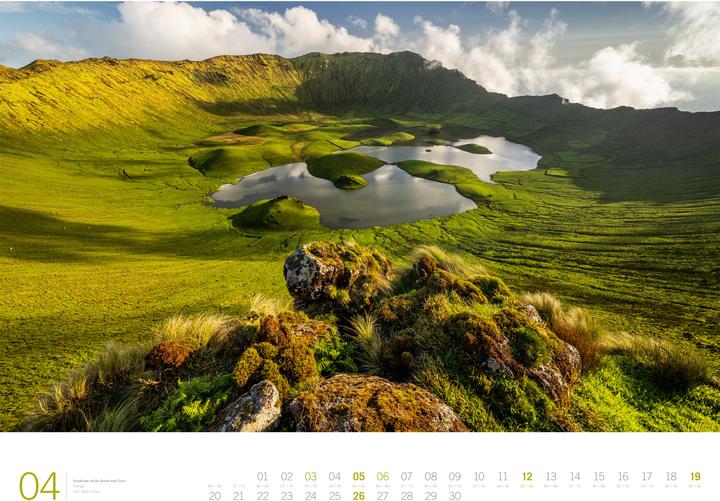 Actual product image Planet Earth - Gallery Kalender 2026 (66 x 50 cm, Hardcover, German, English)