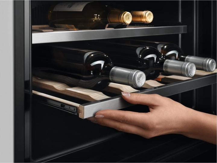 Produktbild AEG KWK884520T Kompakter Weinkühlschrank / Touch-Bedienung / Temperaturanzeige / bis zu 18 Flaschen