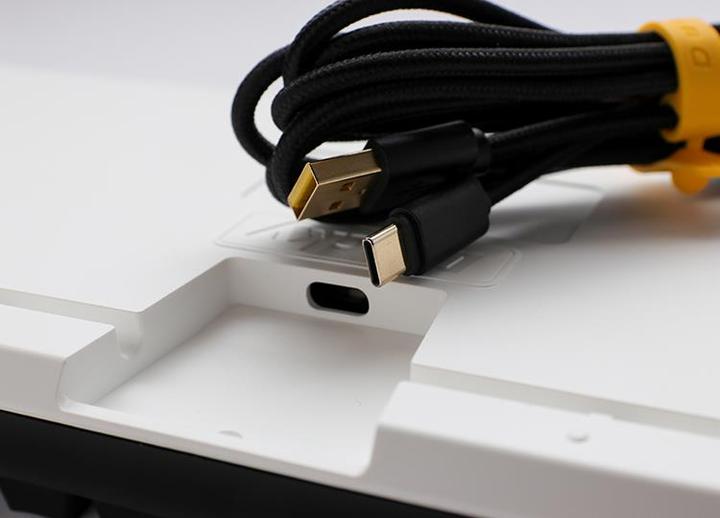 Productafbeelding Ducky One 3 Classic Zwart/Wit TKL Gaming Toetsenbord, RGB LED - MX-Silent-Red (NL, Bedraad)