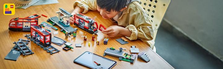 Actual product image LEGO Tram with stop (60423, LEGO City)