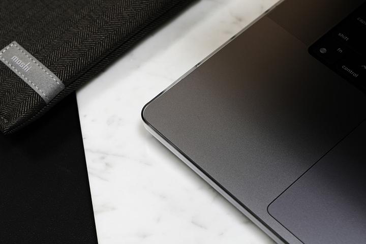 Actual product image Moshi iGlaze for MacBook Pro 16" (2021) (16", Apple)