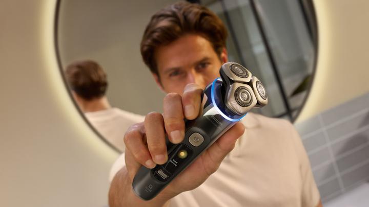 Actual product image Philips i9000 Prestige Ultra XP9402/11 Wet and Dry Electric Shaver with SkinIQ Pro