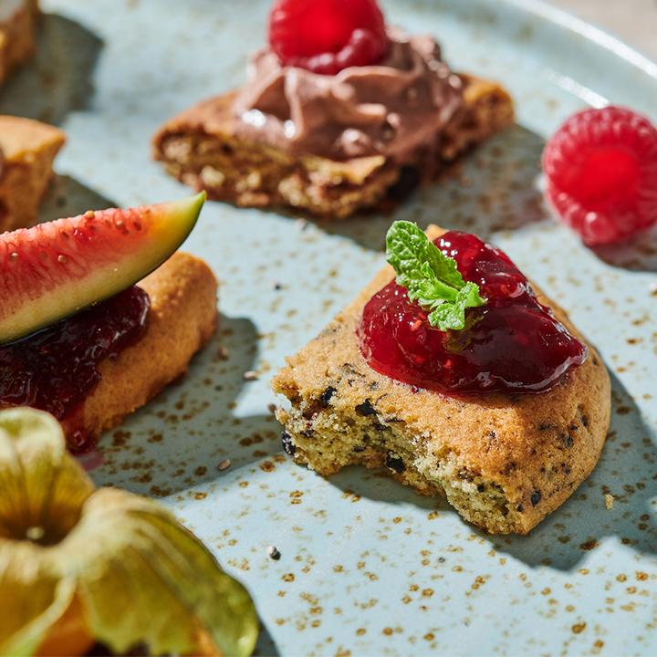 Actual product image Foodspring Vegan Protein Cookie (Blueberry cheesecake, 12 pcs., 600 g)
