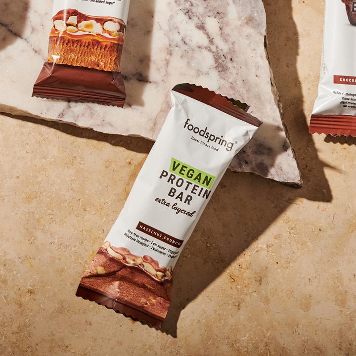 Immagine prodotto Foodspring Vegan Protein Bar Extra a strati (Croccante alla nocciola, 12 pz., 540 g)