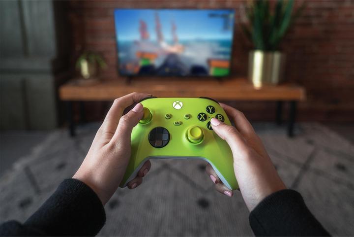 Produktbild Microsoft Xbox Wireless Controller - Electric Volt (Xbox Series X, Xbox One X, PC, Xbox One S, Xbox Series S)