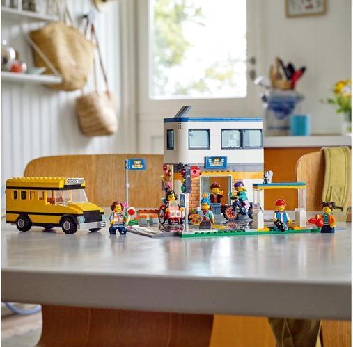Actual product image LEGO School with school bus (60329, LEGO City)