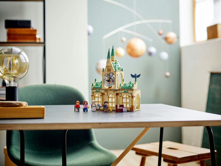 Actual product image LEGO Hogwarts Hospital Wing (76398, LEGO Harry Potter)