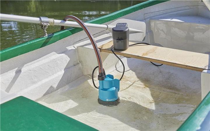 Produktbild Gardena Akku Klarwasser Tauchpumpe (Klarwasserpumpe)