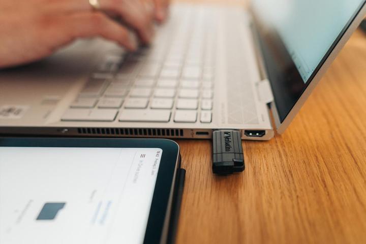 Actual product image Verbatim PinStripe (8 GB, USB 2.0, USB-A)