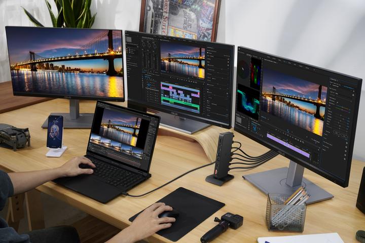 Actual product image ASUS Triple 4K Thunderbolt 4 Dock DC500 (Thunderbolt, 3 Ports)