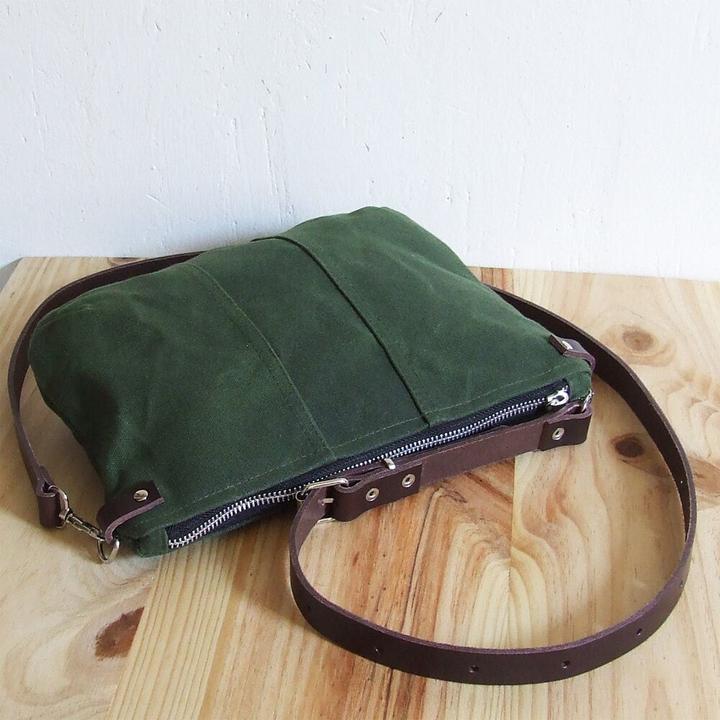 Image du produit Only-Bags.Store Petit sac croisé en toile cirée verte avec fermeture éclair et lanière en cuir