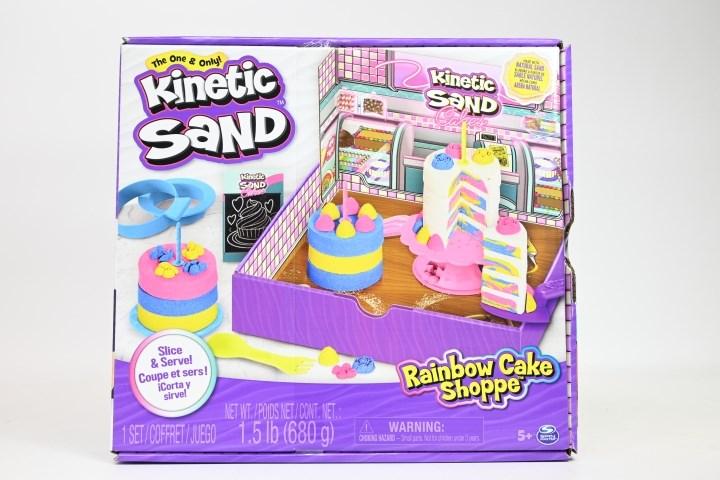 Actual product image Spin Master Kinetic Sand, Rainbow Cake Shoppe, 680 g de sable jaune, rose, bleu et blanc parfumé à la vanille, 1