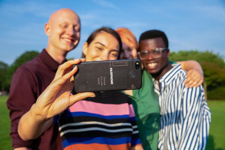 Produktbild Fairphone 3 (64 GB, Dark Translucent, 5.65", Dual SIM, 12 Mpx, 4G)