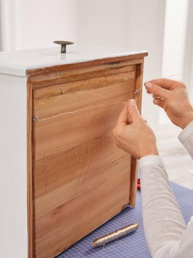 Produktbild tesa Klebenagel für Tapete & Putz, 2kg Halteleistung, höhenverstellbar