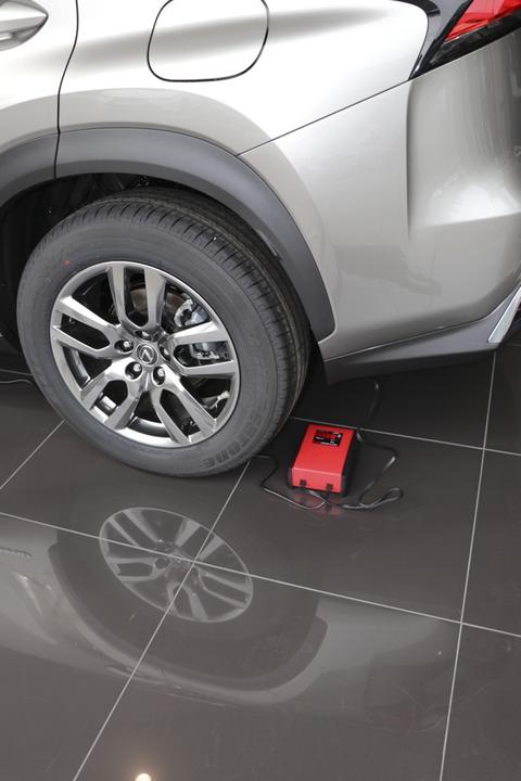 Actual product image Schumacher SPI15 Battery charger for showrooms 12V (12V, 15 A)