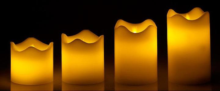 Actual product image Britesta Advent wreath, silver, 4 white LED candles with moving flame (30 x 7.5 x 10 cm)