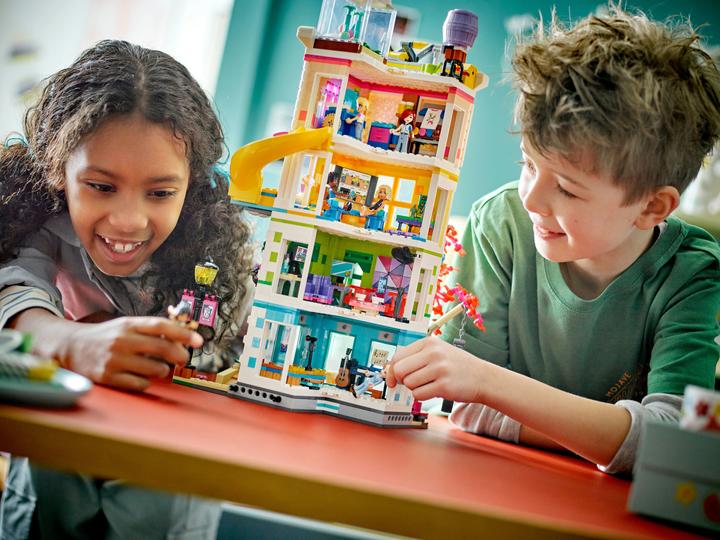 Produktbild LEGO Heartlake City Gemeinschaftszentrum (41748, LEGO Friends)