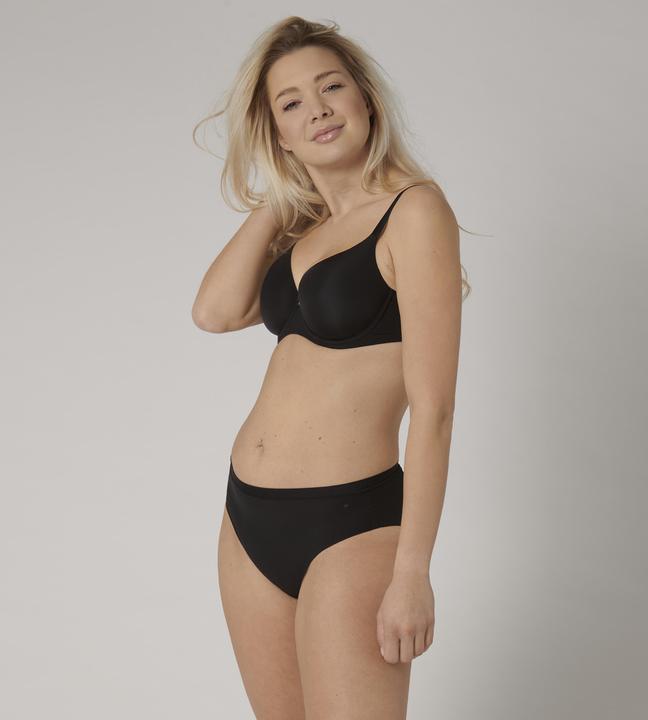 Actual product image Triumph Body Make-Up Essentials WP (70 B, Single pack)