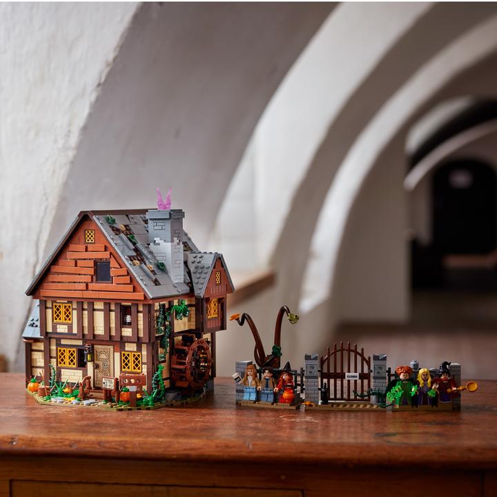 Actual product image LEGO Disney Hocus Pocus: The Sanderson Sisters' Cottage (21341, LEGO Ideas, LEGO Rare Sets)