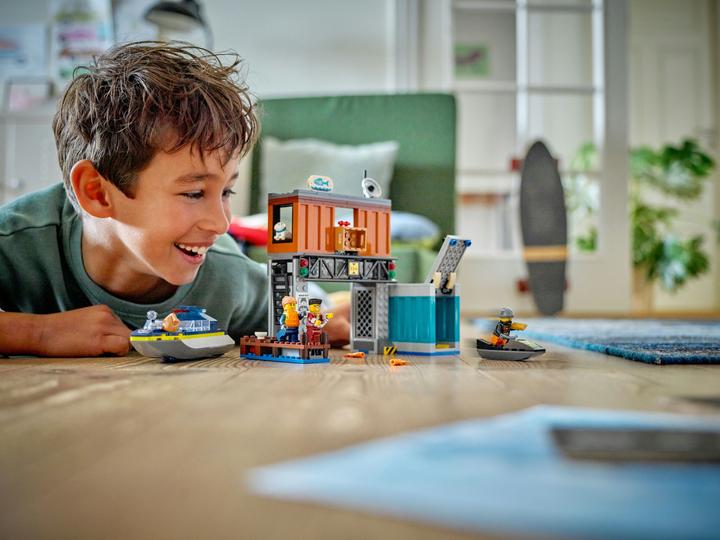 Actual product image LEGO Police Speedboat and Crooks' Hideout (60417, LEGO City)