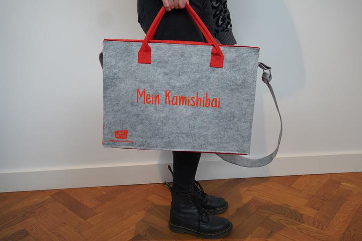 Immagine prodotto Borsa a tracolla "My Kamishibai". Modello 2019. Realizzata in feltro grigio, fondo rinforzato
