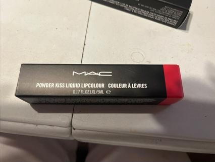 Produktbild MAC Cosmetics Powder Kiss Liquid Lipcolour (Billion $ Smile)