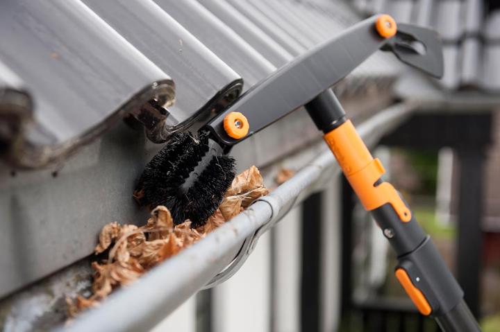 Actual product image Fiskars QuikFit™ gutter cleaner