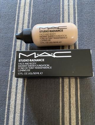 Produktbild MAC Cosmetics Studio Radiance Face And Body Radiant Sheer Foundation (N2)