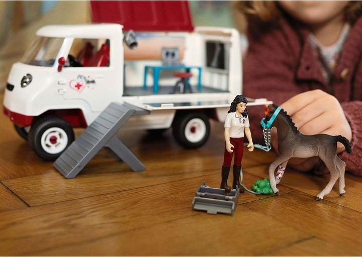 Actual product image Schleich Mobile veterinarian with Hanoverian foal