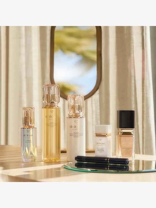 Produktbild Clé De Peau Radiant Fluid Foundation Natural O10 (O10 - Light Ocher)