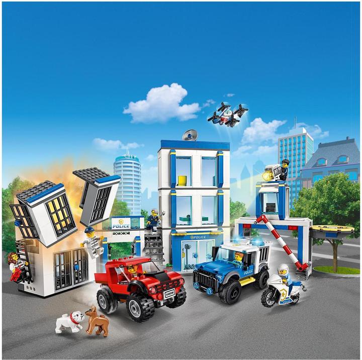 Actual product image LEGO Police Station (60246, LEGO City)