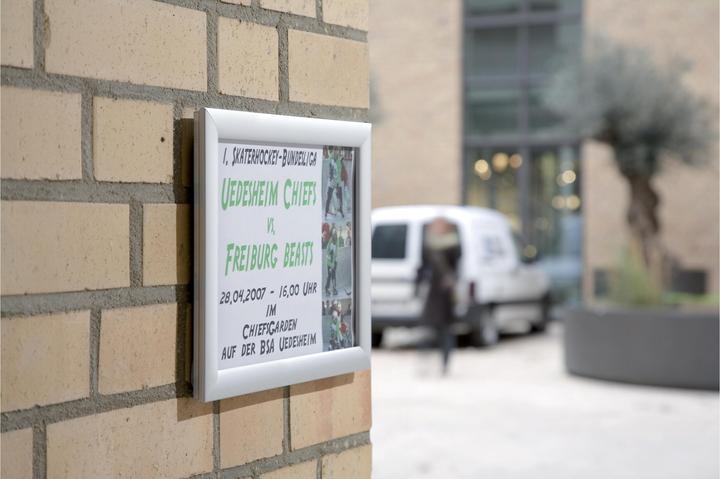 Produktbild Franken Plakatrahmen "Outdoor", DIN A3, 25 mm Rahmenprofil silbereloxierter Aluminium-Klapprahmen, Kunststof