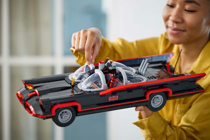 Immagine prodotto LEGO Batmobile (76328, LEGO DC, Set LEGO rari)