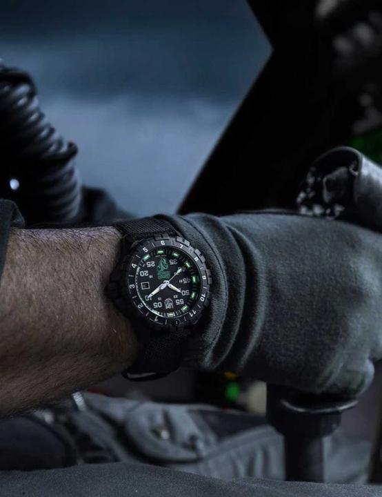 Image du produit Luminox F117 x SKUNK WORKS HERITAGE 6440H SERIES (Montre pilote, 44 mm)