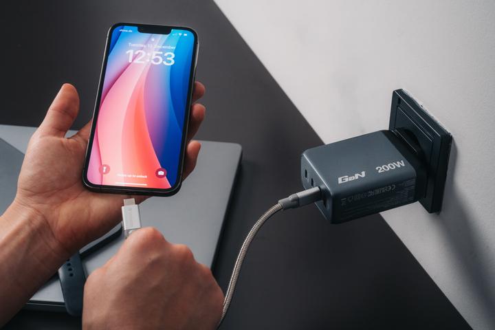 Actual product image Verbatim GNC-200 GaN Charger (200 W)
