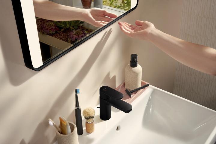 Produktbild hansgrohe Xarita Lite Q Spiegel, vertikale LED-Belechtung, 500x30x700mm, IR Sensor