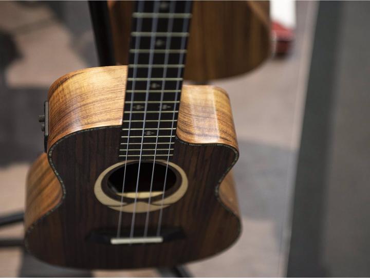 Actual product image Dimavery UK-200 tenor ukulele, koa (Tenor, Adults)