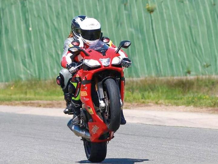 Immagine prodotto Smartbox Primo giro in moto o in auto sportiva sulla pista di Magny-Cours (1 pers.)