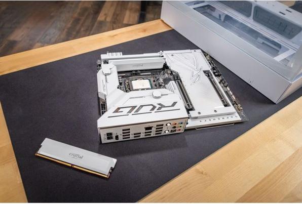 Produktbild Crucial Pro DDR5-6000 Kit 32GB 2x16GB UDIMM white Overclocking (2 x 16GB, 6000 MHz, DDR5-RAM, U-DIMM)