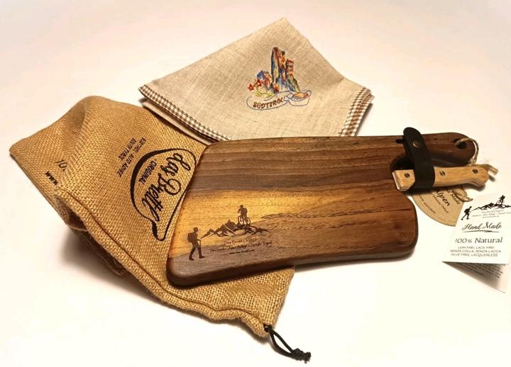 Produktbild Das Brettl Alpen Kit Schneidebrett Kit aus Nussholz mit Messer und Tischset