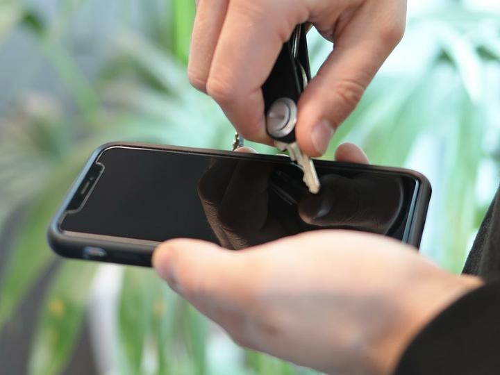 Produktbild Quad Lock Screen Protector (1 Stück, Apple iPhone 15 Plus, Apple iPhone 15 Pro Max)