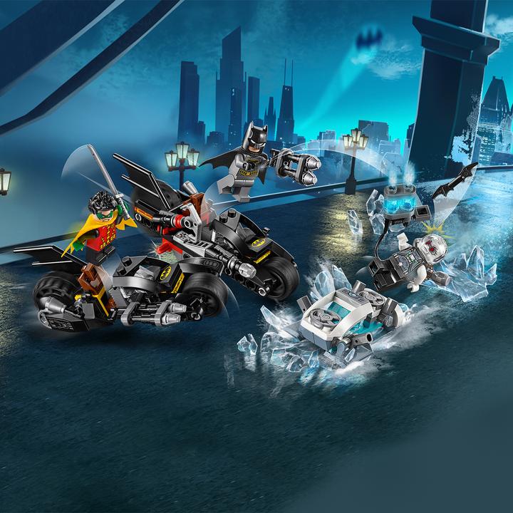 Produktbild LEGO Batcycle Duell mit Mr. Freeze (76118, LEGO DC)