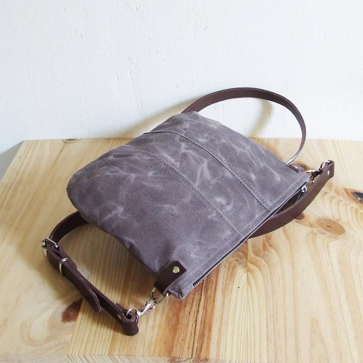 Produktbild Only-Bags.Store Kleine braune, gewachste Canvas-Kreuztasche mit Reissverschluss und Lederriemen