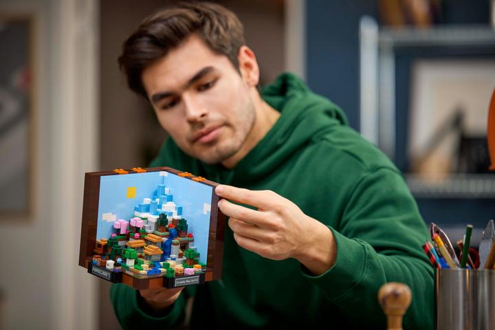 Actual product image LEGO The Crafting Table (21265, LEGO Minecraft)