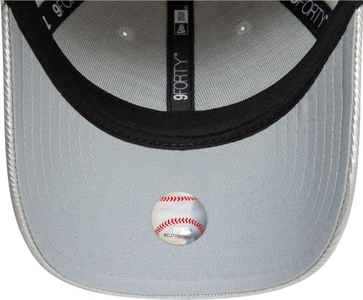 Actual product image New Era 9Forty Damen Cap - METALLIC DENIM NY Yankees silber