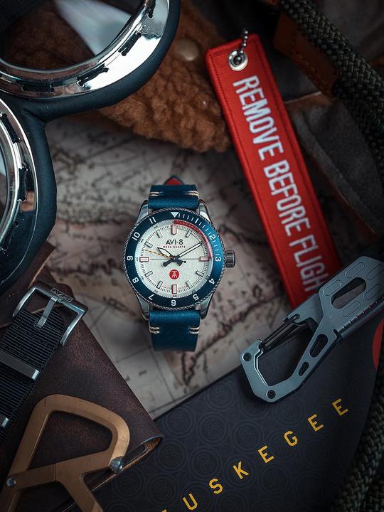Produktbild AVI-8 AV-4103-03 Tuskegee Airmen Limited Edition Herrenuhr 40mm 5ATM (Fliegeruhr, 40 mm)