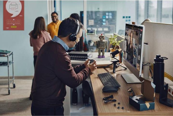 Actual product image HP POLY Voyager Focus 2 USB-C-C Headset +USB-C/A Adapter +Charging Stand