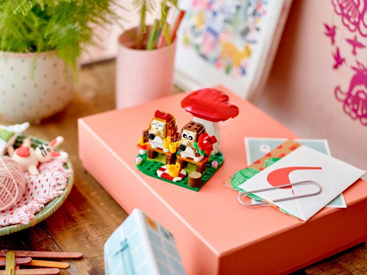 Actual product image LEGO Hedgehogs and their picnic date (40711, LEGO Seasonal Sets)