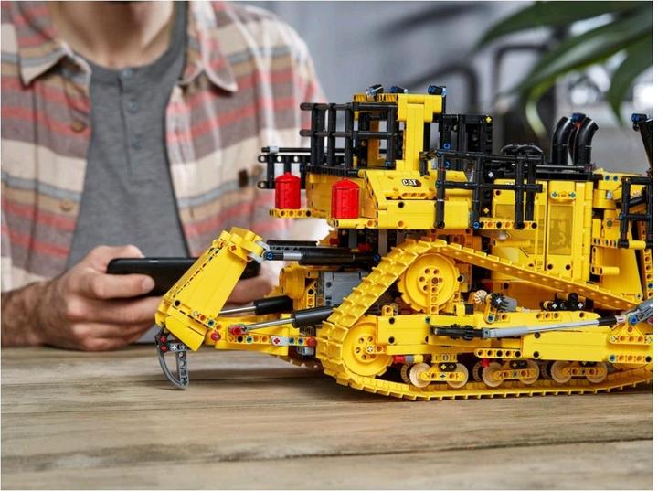 Actual product image LEGO Cat D11 Bulldozer (42131, LEGO Technic)